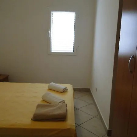 Laguna 2 Fuer 4 Personen By Interhome